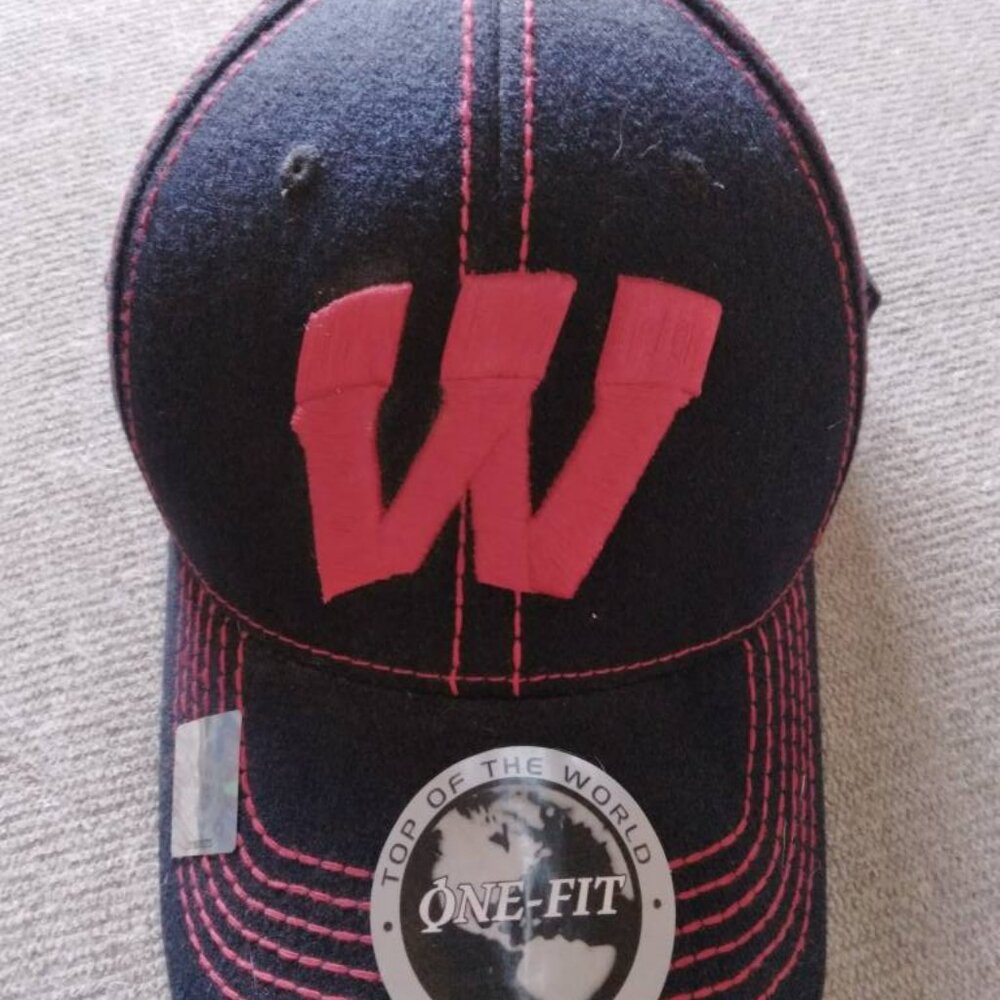 Wisconsin Badgers Top of The World One Fit Stretch Cap Hat Black/Red- M/L